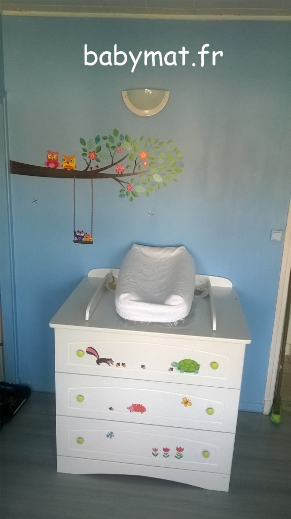 Astuces pratiques pour changer bébé sans table à langer dans la salle de  bain